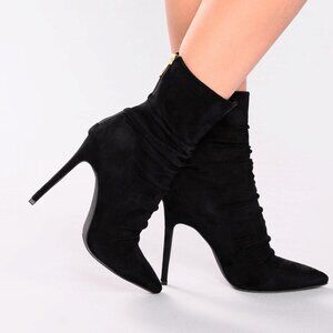 BLACK FASHION NOVA BOOTIES SIZE 6